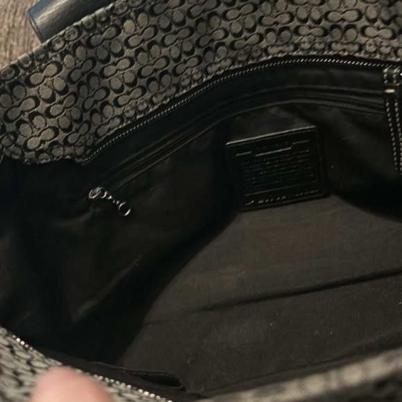 Large COACH Gallery Tote in Signature Canvas - Picture 5 of 7